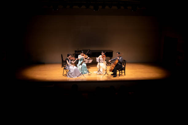 violinisti e violoncellisti che suonano al concerto di musica classica - concerto classico foto e immagini stock