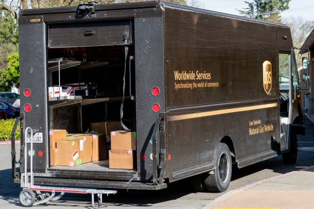 ups - united parcel service - dostarczanie - united parcel service truck shipping delivering zdjęcia i obrazy z banku zdjęć