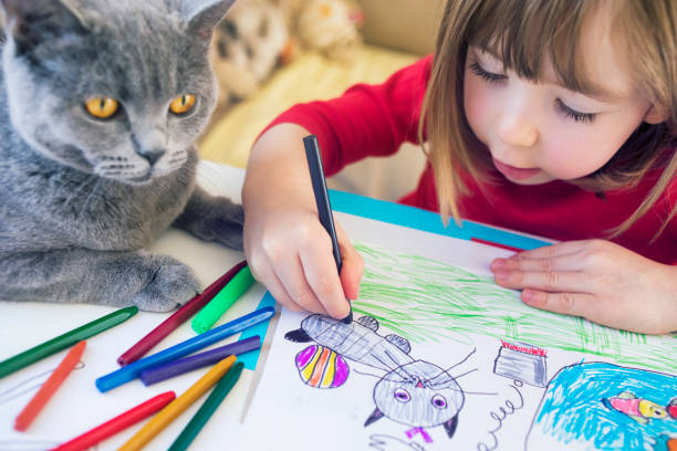 bambino con disegno gattino a casa - art indoors lifestyles education foto e immagini stock