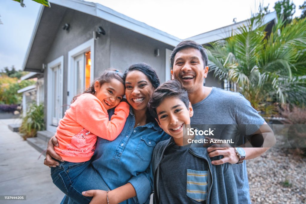 Porträt glücklicher Familie gegen Haus - Lizenzfrei Familie Stock-Foto