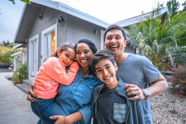 retrato de familia feliz contra casa - arquitectura exterior fotos fotografías e imágenes de stock