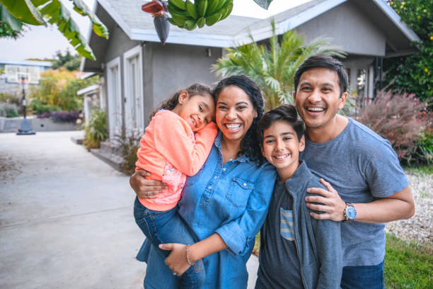 retrato da família feliz de encontro à casa - miscigenado - fotografias e filmes do acervo