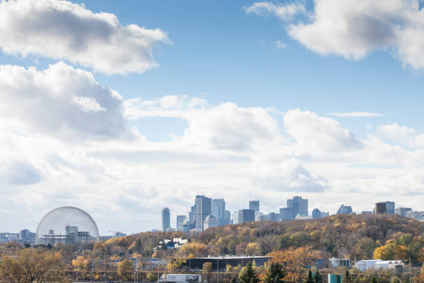 die skyline von montreal, mit ikonischen gebäuden der cbd-geschäftshochhäuser und der biosphäre, die im herbst vom park jean drapeau aus gesehen wurden. montreal ist die hauptstadt von quebec, die 2. von kanada - lawrence quebec canada north america stock-fotos und bilder