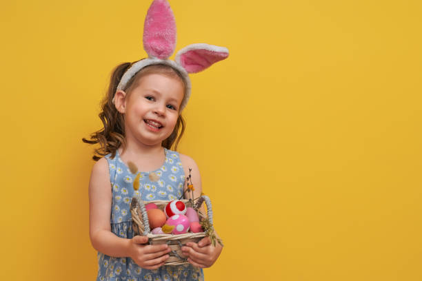 menina com ovos pintados - easter basket eggs yellow - fotografias e filmes do acervo