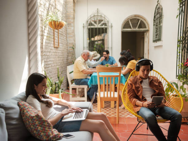 rozrywkę meksykańskich nastolatków za pomocą urządzeń technologicznych - grandparent using computer laptop dining table zdjęcia i obrazy z banku zdjęć