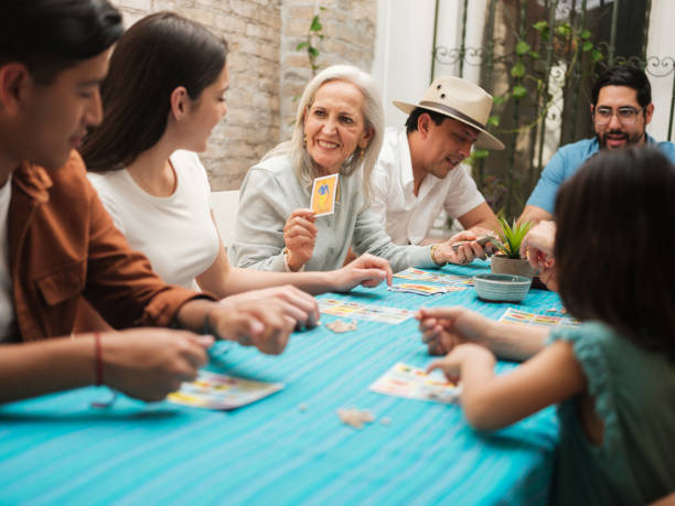 una abuela mexicana que juega un juego tradicional mexicano - traditional games fotografías e imágenes de stock