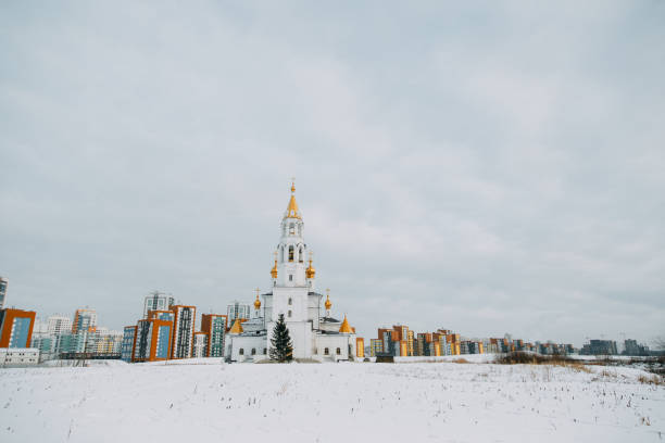 paesaggio invernale con un tempio. architettura delle chiese russe. - siberia russia russian orthodox orthodox church foto e immagini stock