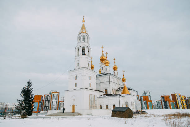 paesaggio invernale con un tempio. architettura delle chiese russe. - siberia russia russian orthodox orthodox church foto e immagini stock