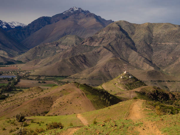 cacto, montanhas e vales perto da cidade de vicuña vicuna. vale de elqui no chile - coquimbo region - fotografias e filmes do acervo