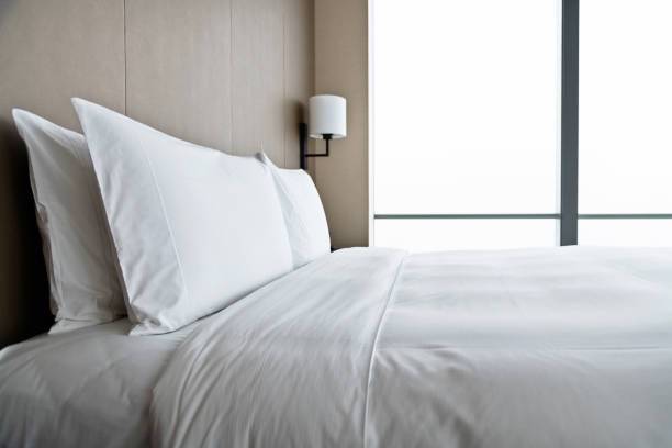 modernes schlafzimmer mit weißem bett - bedding bedroom duvet pillow stock-fotos und bilder