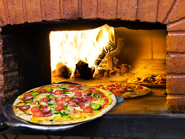 イタリアンピザの前にレンガの薪のオーブン - brick oven ストックフォトと画像