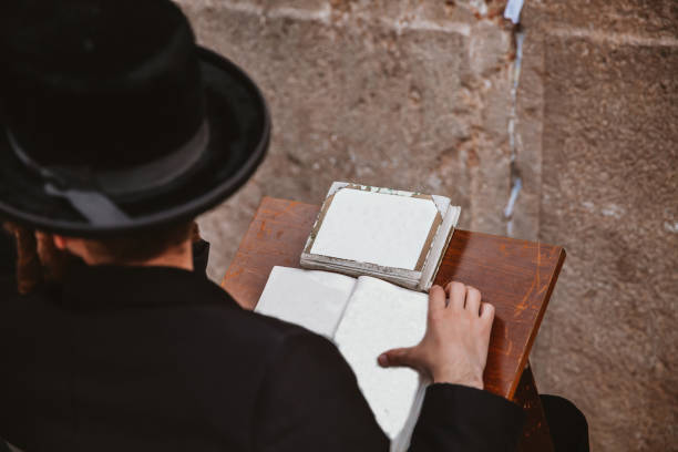 wailing wall in jerusalem - hasidism imagens e fotografias de stock