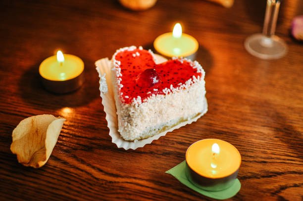 紙杯蛋糕與灑和心臟蠟燭在木背景, 草莓奶油蛋糕, 紅色櫻桃在上面。幹玫瑰的黃葉。浪漫的蛋糕, 餡餅的概念聖瓦倫丁節。特寫。 - cherry valentine 個照片及圖片檔