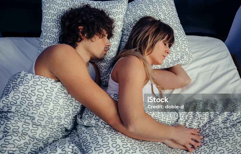 Pareja Durmiendo Abrazada En La Cama Foto de stock y más banco de imágenes  de Dormir pecho con espalda - Dormir pecho con espalda, Parejas, Dormir -  iStock