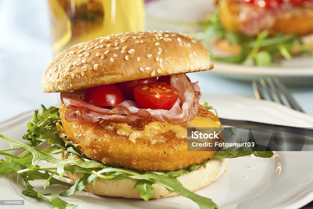 Juicy チキンのハンバーガー - おやつのロイヤリティフリーストックフォト