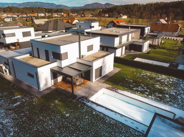 barrio suburbano con modernas casas de muy - aerial view building exterior suburb neighbor fotografías e imágenes de stock