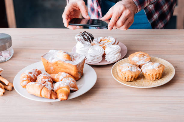 alimento blogging homem hobby caseiro bolos pastelaria - blueberry muffin muffin blueberry ingredient - fotografias e filmes do acervo