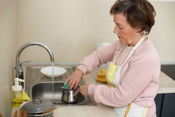 istock Senior woman washing dishes 1137517935