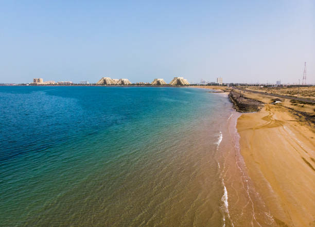 остров марьян в эмирате рас-эль-хайма с высоты птичьего полета - ras al khaimah стоковые фото и изображения