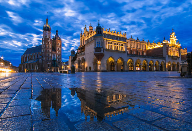 メイン広場 (ポーランド: リネックグダンスクのクラクフの旧市街、レッサーポーランド) は、市内中心部に位置する主要な都市空間です。 - lesser poland ストックフォトと画像