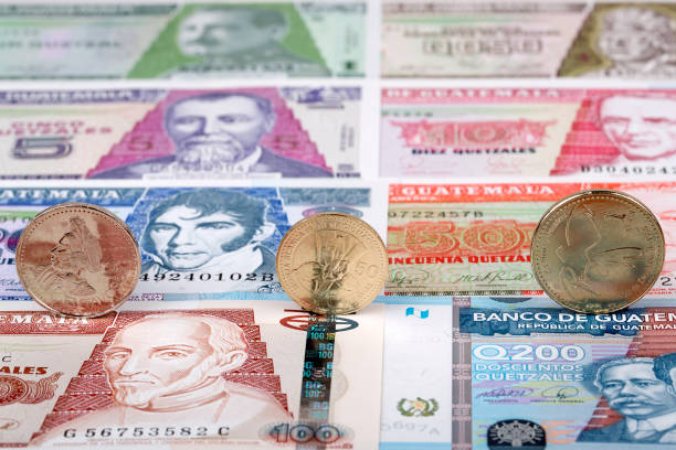 Monedas De Quetzal Guatemalteco Foto de stock y más banco de imágenes de Quetzal de billetes de guatemala Monedas De Quetzal Guatemalteco Foto de stock y más banco de imágenes de Quetzal