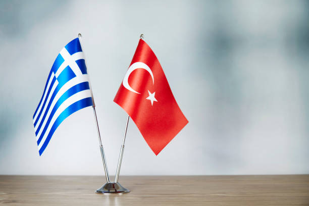 grecia e bandiera turca in piedi sul tavolo - greek currency foto e immagini stock