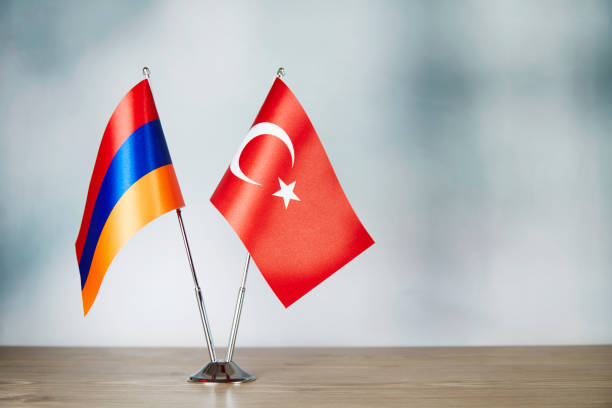ermenistan ve türkiye bayrağı masaya dikiliyor - ermeni bayrağı stok fotoğraflar ve resimler
