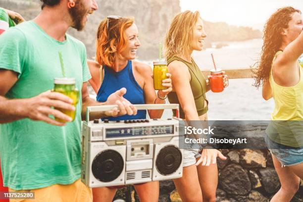 Glückliche Freunde Cocktails Trinken Und Musik Aus Alten Vintagestereo Hörenjunge Trendmenschen Die Spaß An Der Sommerstrandparty Habenjugend Lifestyle Und Festes Konzeptfokus Auf Blondes Mädchengesicht Stockfoto und mehr Bilder von Strand