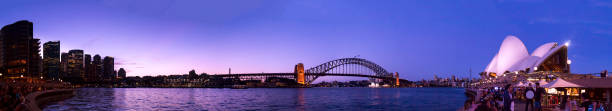 оперный театр и харбор-бридж сидней сансет. - sydney opera house sydney harbor opera house bright стоковые фото и изображения