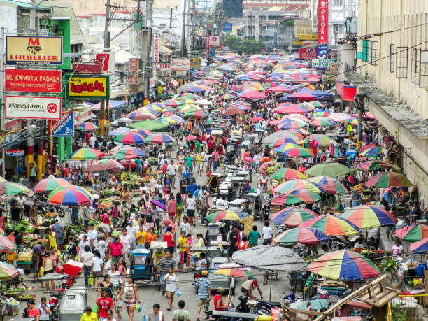 필리핀 마닐라의 blumentritt 지구에 있는 분주 한 거리 시장 사진 - market market stall shopping people 뉴스 사진 이미지