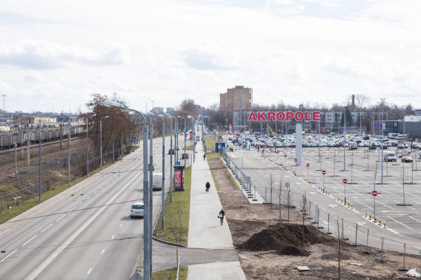 treet avec les transports et les bâtiments. vue du pont sud. photo de voyage 2019. - treet photos et images de collection