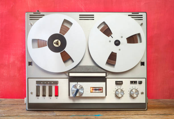 reel vintage per reel registratore a nastro, ingranaggi audio nostalgici - reel to reel tape foto e immagini stock