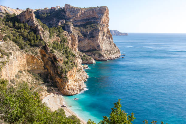 пляж moraig cove в бенитателле, аликанте, испания - javea стоковые фото и изображения