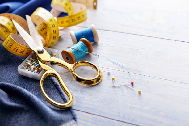 textil: nähgegenstände noch lebenslang - sewing item thread scissors sewing stock-fotos und bilder