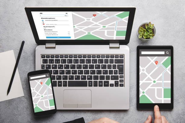 concept de tracker d'emplacement sur l'écran d'ordinateur portable, de tablette et de smartphone - tracker photos et images de collection