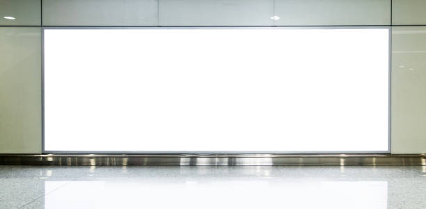 cartellone bianco sul corridoio dell'aeroporto - subway station billboard poster billboard posting foto e immagini stock