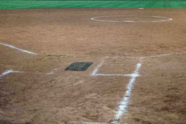 ホームプレートソフトボール - baseball dirt softball baseball diamond ストックフォトと画像