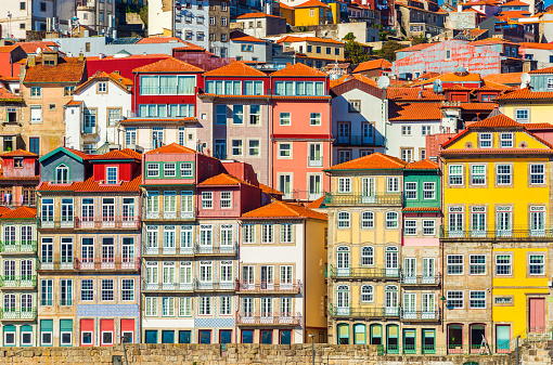 Antiguas casas históricas de Oporto. Filas de edificios coloridos en el estilo arquitectónico tradicional, Portugal photo