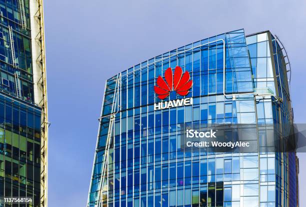 Huaweihauptquartier Modernes Gebäude Mit Rotem Logo Stockfoto und mehr Bilder von Huawei