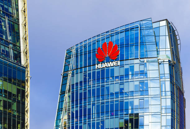 huawei head quarter edificio moderno con logo rosso - huawei foto e immagini stock