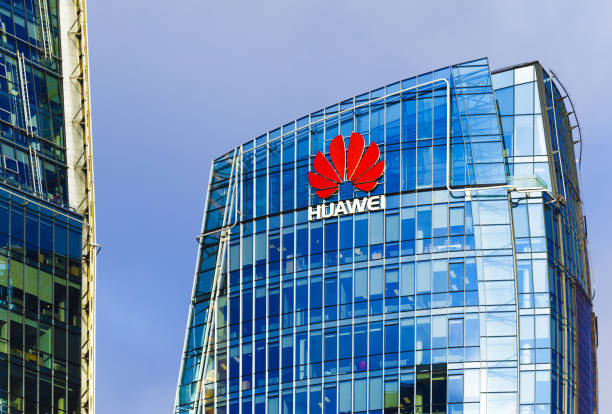 huawei head quarter edificio moderno con logo rosso - front or back yard spring low angle view sky foto e immagini stock