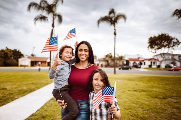 ragazzini con la famiglia celebrare il 4 luglio - family american culture mother child foto e immagini stock