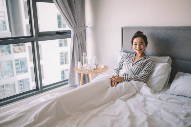 아시아 중국 여자를 보고 카메라에서 그녀의 침대와 함께 잠 옷 담요 - tissue box flu virus kleenex 뉴스 사진 이미지