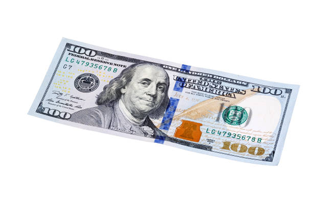 nouvelle conception de la monnaie américaine 100 billets d'un dollar d'isolement. tir empilé. - billet de 100 dollars américains photos et images de collection