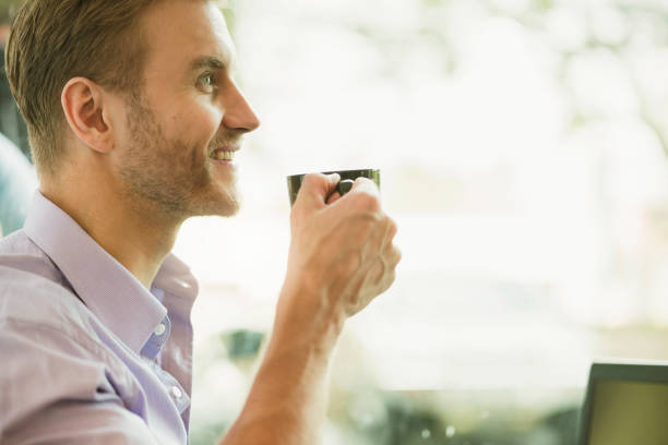 homme d'affaires caucasien chic occasionnel dans la chemise avec la boisson chaude de café dans le concept d'activité de vie de café de fond - snack coffee instant coffee cappuccino photos et images de collection