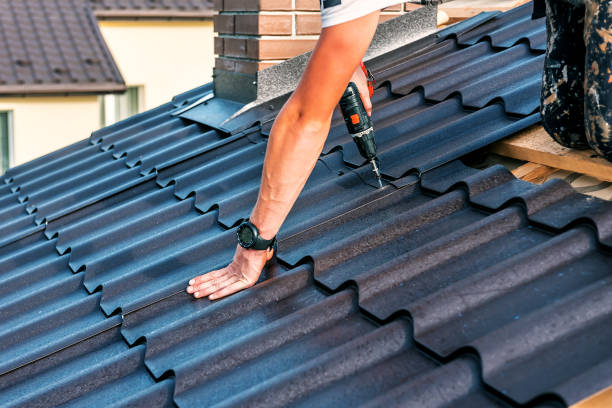 maestro de techo con destornillador eléctrico - roof repairing roofer chimney fotografías e imágenes de stock