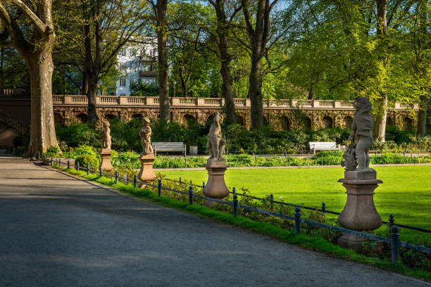 estatuas en el neo-barroco "körnerpark" en berlín-neukölln (parque público de la década de 1910, no se requiere liberación de propiedad) - neobaroque fotografías e imágenes de stock