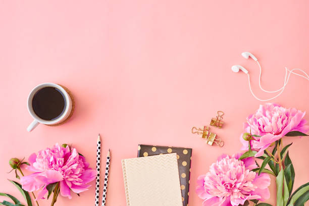 플랫 레이 블로거 또는 프리랜서 작업 공간 분홍색 배경에 노트북과 핑크 모란 - desk photograph paper clip diary 뉴스 사진 이미지