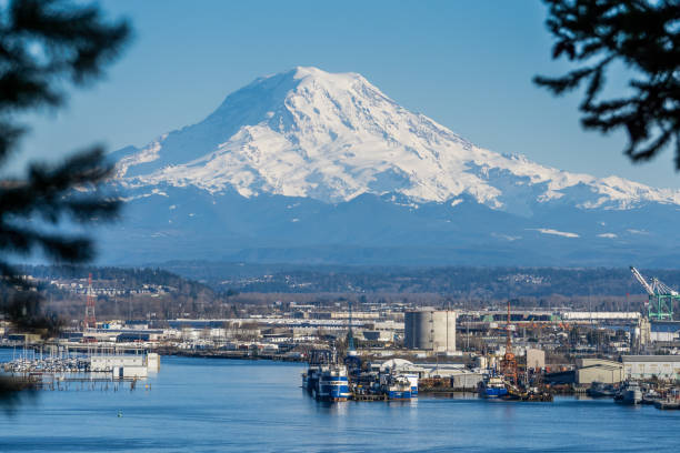 istock Northwest Port And Mountain 1137590284