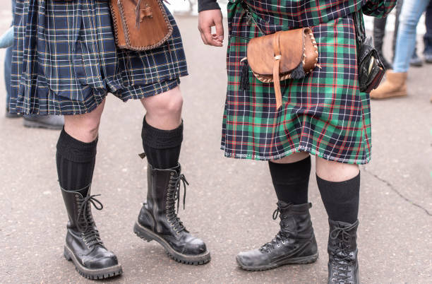 dos bagpipers vestidos con el tradicional vestido escocés kilt - falda escocesa fotografías e imágenes de stock